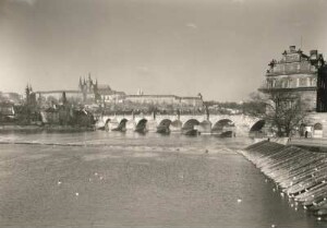 Prag (Praha/Tschechien). Blick über die Moldau (Vltavá) gegen Karlsbrücke und Hradschin, rechts Bedrich-Smetana-Museum