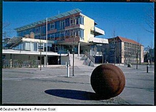 Dresden-Altstadt. St. Benno-Gymnasium (1994-1996, G. Behnisch), Pillnitzer Straße 39. Außenansicht von Südwesten