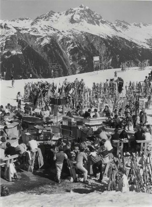 Blick auf die Sternbar im Skigebiet Alpe Nova