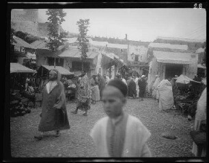 Tétouan (Marokko): Marktplatz mit Marktständen und Einheimischen (mittige Ansicht)