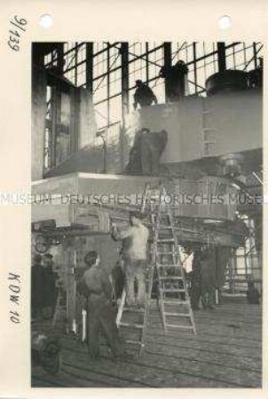 Montage eines Großdrehwerks im VEB Bergmann-Borsig