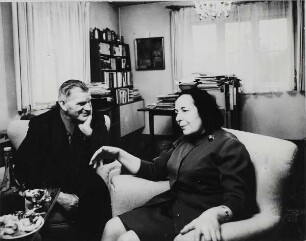 Lea Grundig : Professorin Lea Grundig (1906-1977) in ihrer Wohnung im Gespräch mit einem Arbeiter