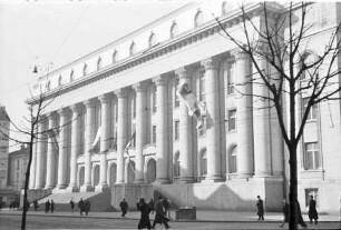 Sofia: Justizpalast, seitlich gesehen, Vordergrund zwei Bäume