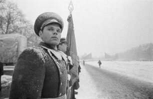 Sowjetisches Ehrenmal. 52. Jahrestag der Roten Armee