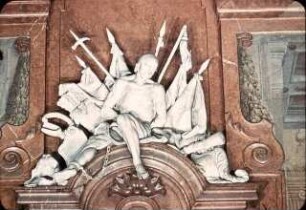 Trophäen und Reliefs mit mythologischen Szenen