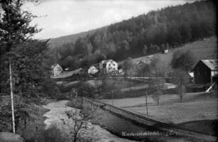 Ortseingang mit Bahnlinie