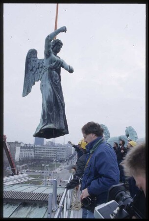 Abbau der Quadriga vom Brandenburger Tor, Umsetzen der Victoria per Kran