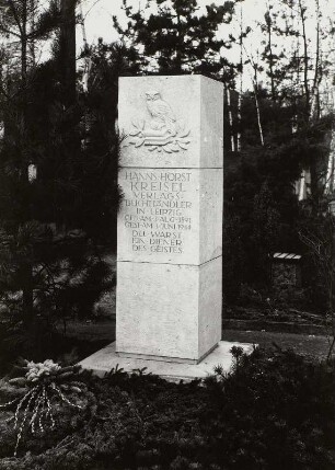 Grabstein für Verlagsbuchhändler Hanns Horst Kreisel : Grabstein für Verlagsbuchhändler Hanns Horst Kreisel. Sandstein (ab 1944; W. Hempel). Dresden-Tolkewitz; Johannisfriedhof