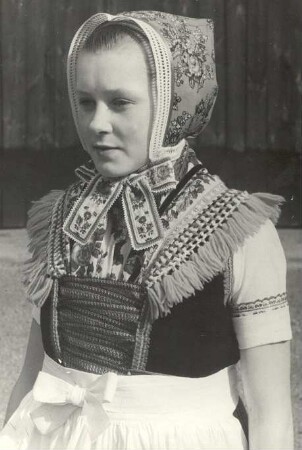Schleifer Mädchen in Tanztracht aus Mulkwitz : Kleidung - Schleifer Tracht. Ort: Mułkecy / Mulkwitz. Mädchen in Tanztracht aus Mulkwitz.
