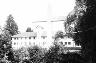 Kirchzarten: Kloster, Vordergrund Kreuz, außen