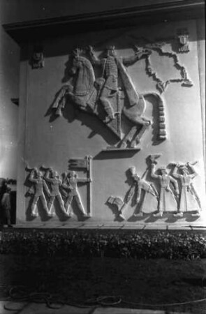 Bukarest: Reliefs an der Außenwand der Ausstellung