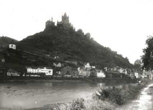 Cochem. Stadtansicht mit Burg Cochem vom rechten Moselufer nach Westen