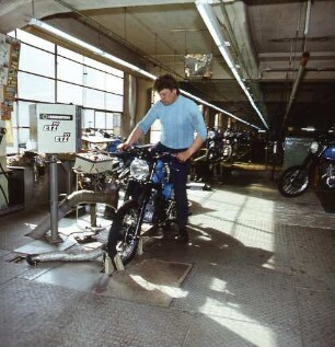 Zschopau. VEB Motorradwerk Zschopau. Produktionshalle, Prüfstand. Eine MZ (TS 150 "Luxus" (?); 1973/1985) während der Endkontrolle