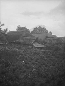Bauernhäuser mit gekreuzten Dachsparren unweit des Sees Motosu-ko (Japan-Aufenthalt 1934-1939)