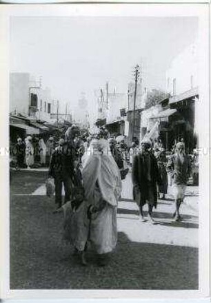Verschleierte Frau mit Kind auf einem Basar, Casablanca, Marokko