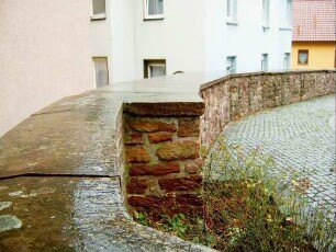 Kirchhof im Osten mit Kirchhofmauer im Querschnitt und Verlauf (Wehrgang mit Steinbrüstung abgetragen)