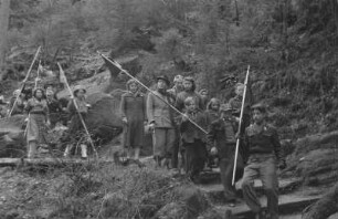 Mitglieder der FDJ während einer Osterfahrt nach Bad Schandau : Wandergruppe in der Sächsischen Schweiz