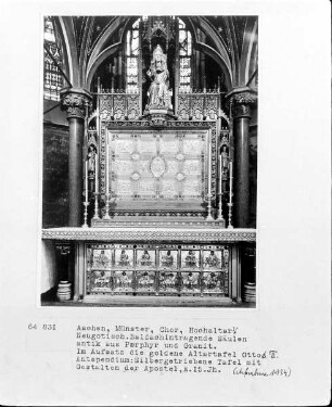Der Hochaltar des Aachener Münsters — Ziborium mit antiken Säulen, Baldachin, Wimpergen, Evangelistenstatuen und Verkündigungsrelief