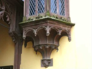 Stadtkirche-Kirchturm von Osten mit Chorerker (Heiliggeistkapelle 1419) im ersten Obergeschoß-Basis mit ornamentierter Konsole und figürlichem Besatz in Übersicht
