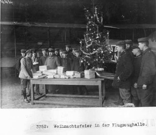 Erster Weltkrieg. Weihnachtsfeier in einer Flugzeughalle