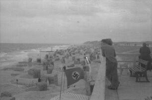 Westerland: Strand, Gesamtsansicht mit Burgen [und Hakenkreuzflaggen]