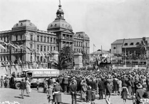 Einzug des Gouverneurs : Menschenmenge beim Einzug des Gouverneurs vor dem Parlament (Ou Raadzaal) auf dem Church Square. Im Vordergrund ein Fahrzeug mit der Aufschrift "Siemens public address"