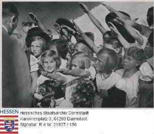 Hitler, Adolf (1889-1945) / Sammelwerk Nr. 15 'Adolf Hitler', Bild Nr. 167, Gruppe 62 / Porträt Adolf Hitlers vor Kindermenge, ihm den Hitlergruß entbietend, Gruppenaufnahme