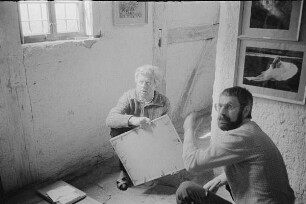 Höfgen. Akt-Pleinair 1979. Günter Rössler beim Hängen der Bilder