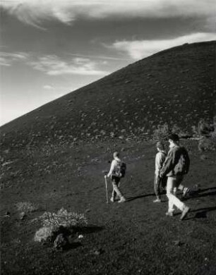 Wandergruppe am Lava-Hang des San Antonio
