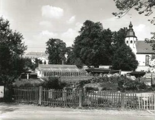 Wachau. Ehemalige Schloßgärtnerei, Hauptstraße. Blick über die Straße zur Kirche