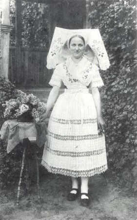Tanztracht aus Byhleguhre : Kleidung - niedersorbische Tracht. Ort: Běła Góra / Byhleguhre. Tanztracht 1925-39, getragen beim Zapust (Fastnacht), Kokot (Erntebrauch) und am zweiten Tag der Hochzeit (zusätzlich mit Leibband).