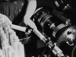 Szene aus dem Dokumentarfilm "Die Chlorodont-Fabrik" (Leo-Werke AG)