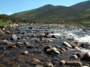 Gebirgsfluss im schottischen Hochland bei Breamar