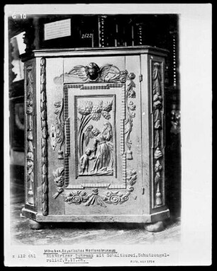 Eintüriger Schrank mit Schnitzerei, Schutzengelrelief