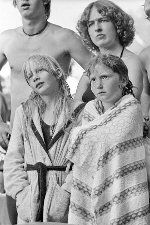 Zuschauer beim Bullenreiten im Freibad Wiesenbad