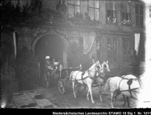 Einzug des Herzogs Ernst August zu Braunschweig-Lüneburg in Wolfenbüttel Enthält: Der Herzog und Herzogin Viktoria Luise zu Braunschweig-Lüneburg verlassen in einer Kutsche das Schloss