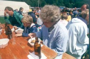 Bad Münstereifel. Zeltlager "Väter zelten mit Kindern". Väter und Kinder beim gemeinschaftlichen Essen