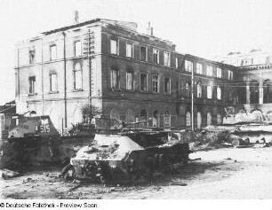Bautzen. Kriegsschäden 1945. Zerstörtes Bahnhofsgebäude. Ostflügel. Straßenansicht mit zerstörten Panzern