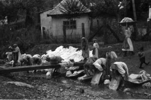 Cestine: kroatische Wäscherinnen am Bach