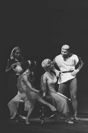 Szenenbilder aus "Sklaven" (Spartakus-Ballett), Ballett von Wolfgang Hohensee nach dem Libretto von Henn Haas. Staatsoper Berlin, Erstaufführung am 28.09.1964