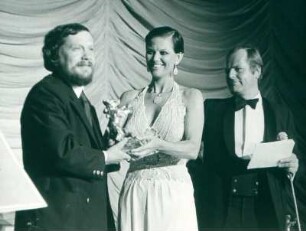 IFF 1975. Preisverleihung. Silber Bär. Sergei Solowjow, Claudia Cardinale