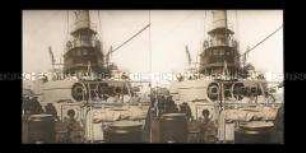 Schwerer Geschützturm auf einem Kriegsschiff
