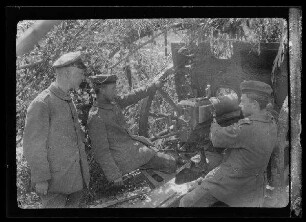 3 Soldaten an einem Geschütz