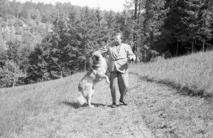 Leonberg: [Gerhart Herrmann] Mostar und sein Leonberger Hund