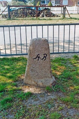 Eichede: vor Schiphorster Weg 1: Grenzstein: Seite mit Inschrift HR [?]: im Hintergrund Haus: 22. April 2003
