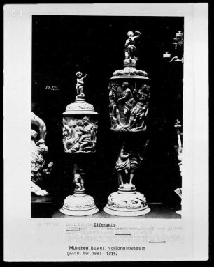 links: Mit kämpfenden Meerestieren, Schaft mit zwei Knaben, rechts: Mit kämpfenden Meerestieren, Schaft mit Poseidon und Amphitrite