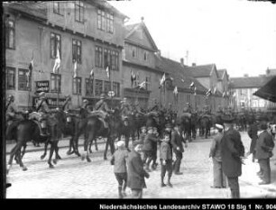 Einzug der Regierungstruppen in Wolfenbüttel Enthält: Platte 13, Soldaten zu Pferd mit Standarten in der Kommißstr., Zuschauer