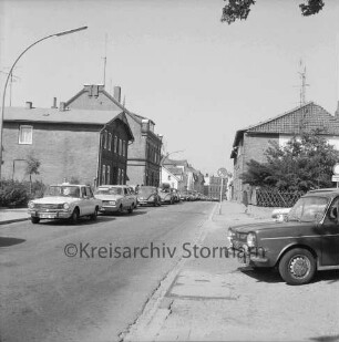 Königstraße: Reiseverkehr: Verkehrsstau: rechts Einmündung Königstraße: links und hinten Mitte stehende Pkws: rechts Einmündung der Schultwiete mit wartendem Pkw: hinten Wohnhäuser: 9. August 1975
