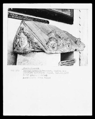 Fragment eines Sarkophagdeckels mit Masken
