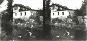 Seifhennersdorf. Mandau mit badenden Kindern am Gasthaus "Deutscher Kaiser"